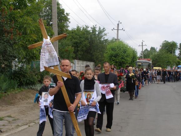У Жмеринці поховали дівчинку, яка загинула під колесами «Мерседеса» колишнього начальника ДАІ області, фото №2 на сайті 20minut.ua