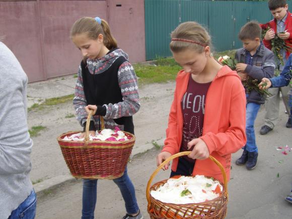 У Жмеринці поховали дівчинку, яка загинула під колесами «Мерседеса» колишнього начальника ДАІ області, фото №4 на сайті 20minut.ua