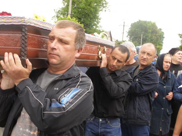 У Жмеринці поховали дівчинку, яка загинула під колесами «Мерседеса» колишнього начальника ДАІ області, фото №5 на сайті 20minut.ua