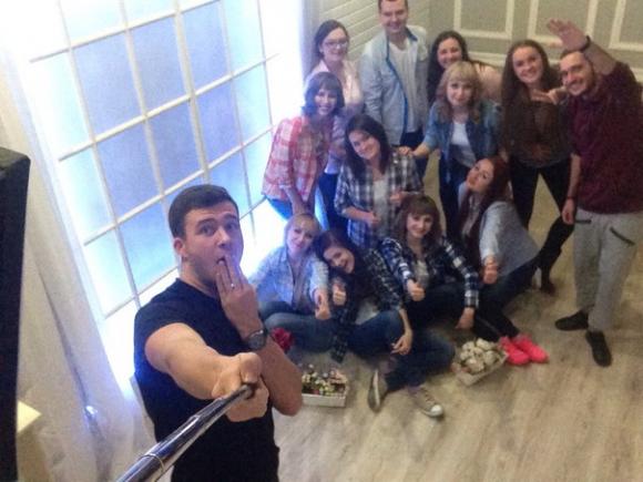 Вінничанин Артем Терез після реаліті-шоу фотографує своїх фанів-випускників, фото №2 на сайті 20minut.ua