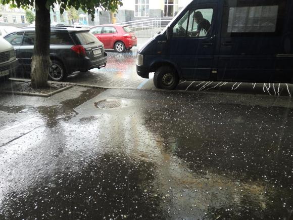 Вінницю засипало градом розміром з квасолину, а подекуди і снігом, фото №1 на сайті 20minut.ua