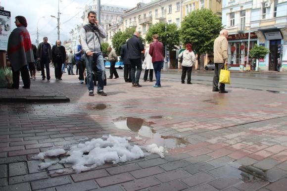 Вінницю засипало градом розміром з квасолину, а подекуди і снігом, фото №2 на сайті 20minut.ua
