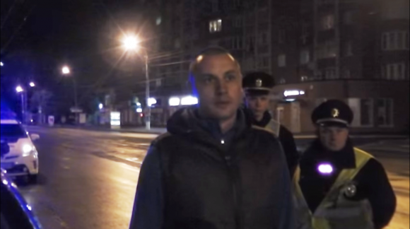 Вночі активісти «зловили» керівника хмельницьких патрульних.  Начальник дув в «Драгер» і казав, що не пив, фото №1 на сайті vsim.ua