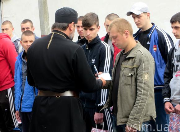 Зі сльозами та під пісню «Рушник»: у Хмельницькому відправили в армію 14 призовників, фото №2 на сайті vsim.ua