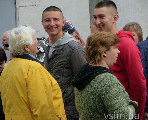 Зі сльозами та під пісню «Рушник»: у Хмельницькому відправили в армію 14 призовників, фото №3 на сайті vsim.ua