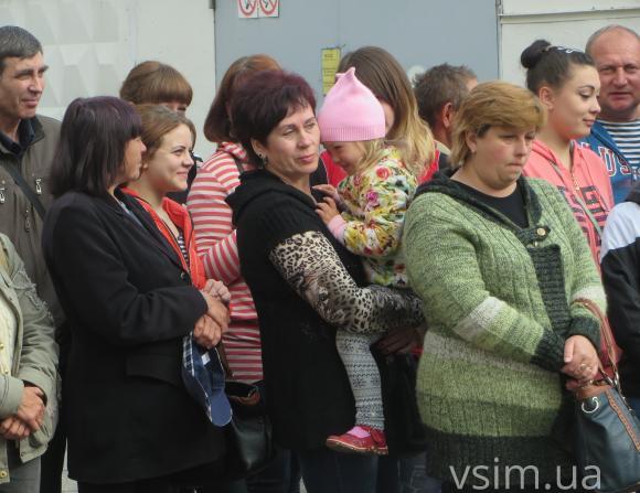 Зі сльозами та під пісню «Рушник»: у Хмельницькому відправили в армію 14 призовників, фото №4 на сайті vsim.ua