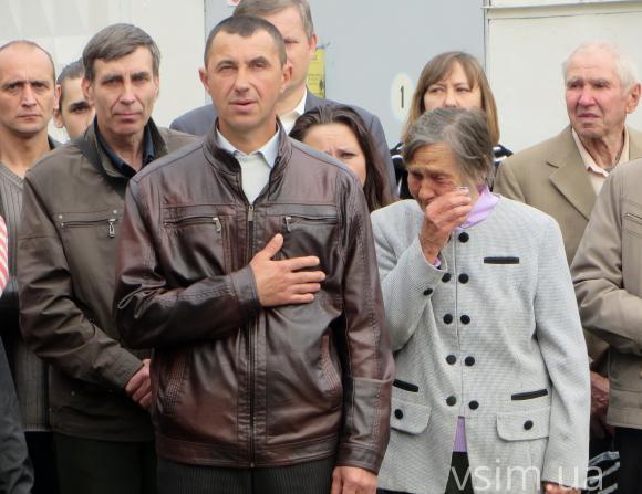 Зі сльозами та під пісню «Рушник»: у Хмельницькому відправили в армію 14 призовників, фото №5 на сайті vsim.ua