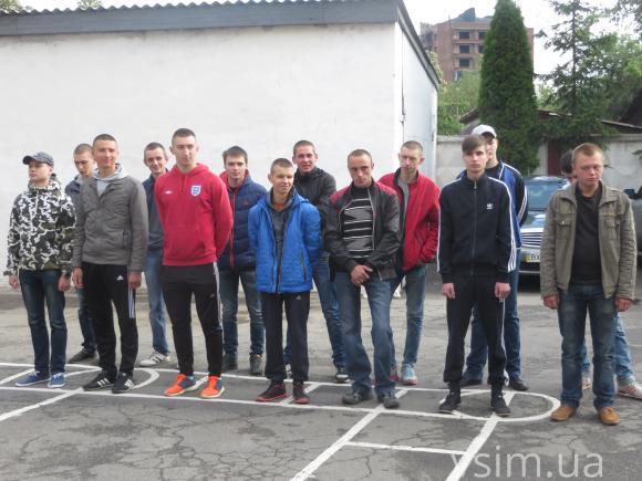 Зі сльозами та під пісню «Рушник»: у Хмельницькому відправили в армію 14 призовників, фото №7 на сайті vsim.ua