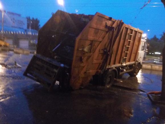 Аварія на площі Гагаріна: тролейбус з людьми ледь не провалився під землю, фото №1 на сайті 20minut.ua