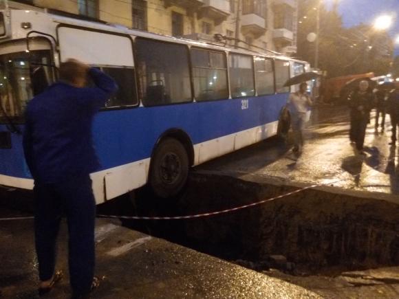 Аварія на площі Гагаріна: тролейбус з людьми ледь не провалився під землю, фото №2 на сайті 20minut.ua