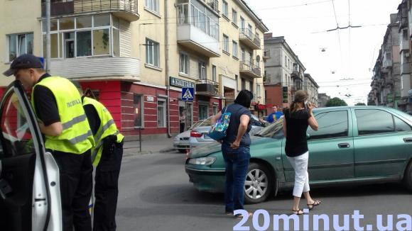 Біля готелю "Тернопіль" невеликий затор через ДТП: зіткнулись дві іномарки, фото №2 на сайті 20minut.ua