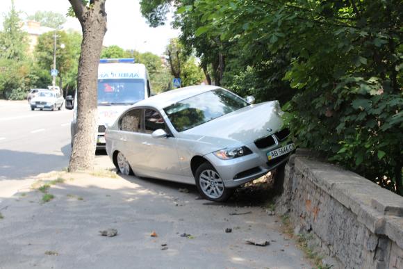 BMW розтрощив огорожу центрального парку. Водій залишив авто і побіг на похорон, фото №1 на сайті 20minut.ua