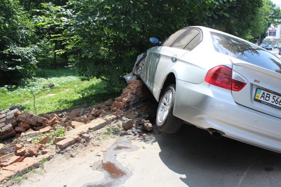 BMW розтрощив огорожу центрального парку. Водій залишив авто і побіг на похорон, фото №2 на сайті 20minut.ua