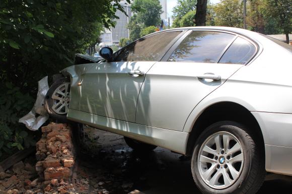BMW розтрощив огорожу центрального парку. Водій залишив авто і побіг на похорон, фото №3 на сайті 20minut.ua