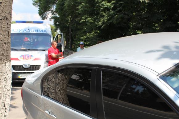BMW розтрощив огорожу центрального парку. Водій залишив авто і побіг на похорон, фото №4 на сайті 20minut.ua