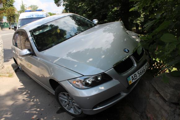 BMW розтрощив огорожу центрального парку. Водій залишив авто і побіг на похорон, фото №5 на сайті 20minut.ua