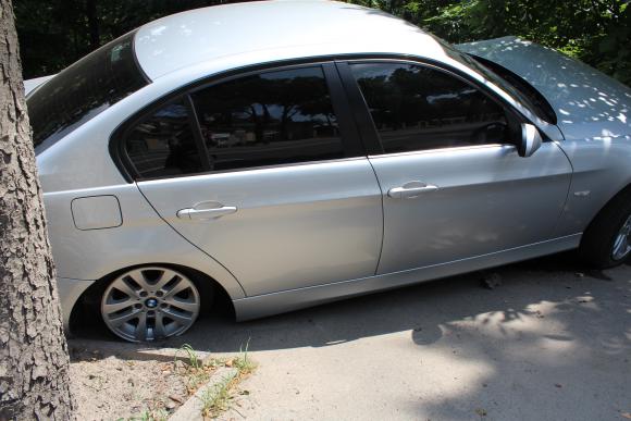 BMW розтрощив огорожу центрального парку. Водій залишив авто і побіг на похорон, фото №6 на сайті 20minut.ua