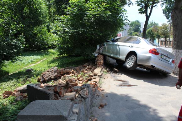 BMW розтрощив огорожу центрального парку. Водій залишив авто і побіг на похорон, фото №8 на сайті 20minut.ua