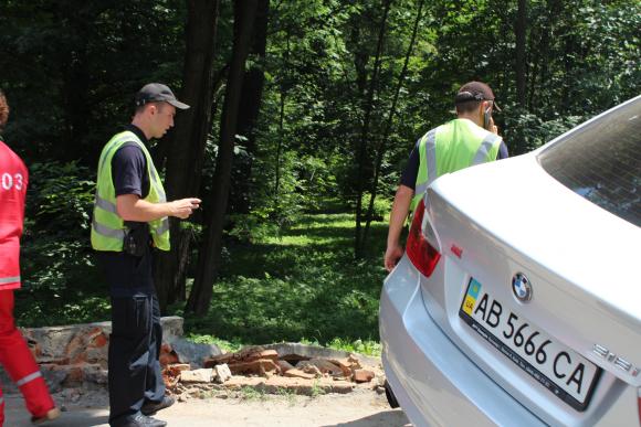 BMW розтрощив огорожу центрального парку. Водій залишив авто і побіг на похорон, фото №9 на сайті 20minut.ua