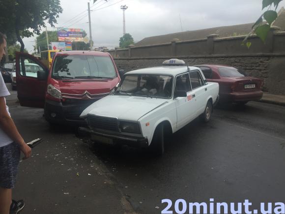 ДТП на Хмельницького: в таксі відмовили гальма, фото №1 на сайті 20minut.ua