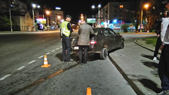 ДТП на розі Київської та Чорновола: водій тікав від поліції, а потрапив у реанімацію, фото №3 на сайті 20minut.ua