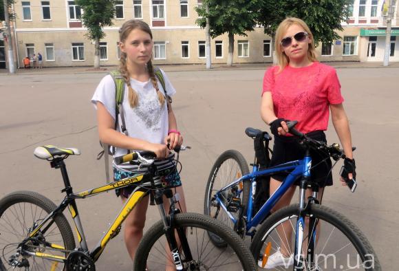 Дуже по-дівочому: хмельничанки у рожевому зібрались на велопараді, фото №1 на сайті vsim.ua