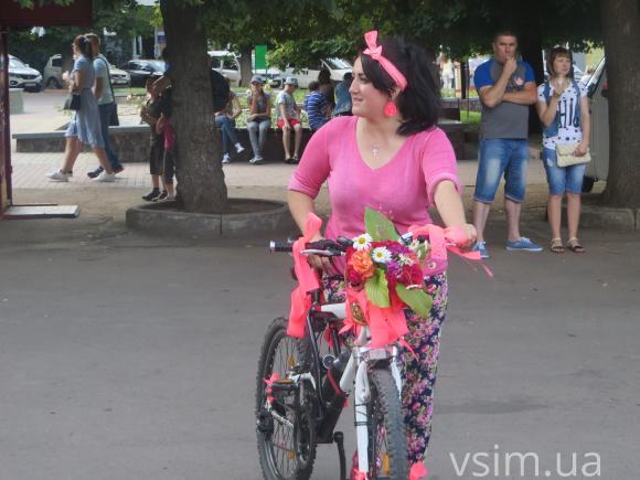 Дуже по-дівочому: хмельничанки у рожевому зібрались на велопараді, фото №14 на сайті vsim.ua