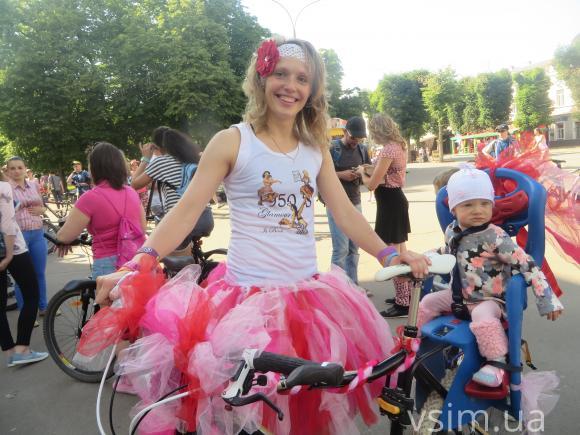 Дуже по-дівочому: хмельничанки у рожевому зібрались на велопараді, фото №4 на сайті vsim.ua
