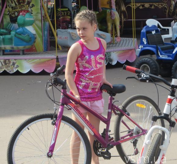 Дуже по-дівочому: хмельничанки у рожевому зібрались на велопараді, фото №8 на сайті vsim.ua