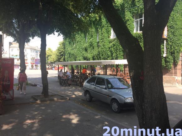 Фото дня: Біля Театрального майдану монтують ще один літній майданчик, фото №1 на сайті 20minut.ua