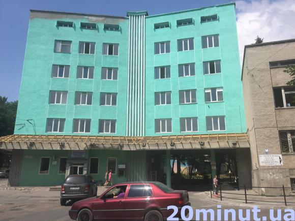 Фото дня: Дитячу поліклініку розмалювали в бірюзовий колір, фото №3 на сайті 20minut.ua