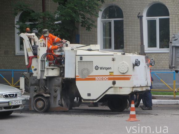 Фото дня: По Грушевського частково обмежений рух - "латають" дорогу, фото №1 на сайті vsim.ua