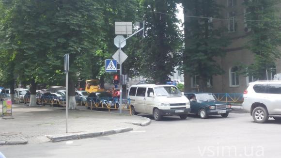 Фото дня: По Грушевського частково обмежений рух - "латають" дорогу, фото №2 на сайті vsim.ua