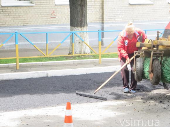 Фото дня: По Грушевського частково обмежений рух - "латають" дорогу, фото №3 на сайті vsim.ua