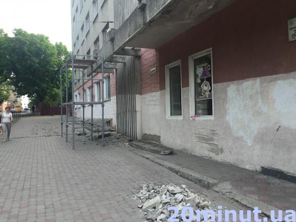 Фото дня: В міській дитячій поліклініці ремонтують дах, фото №1 на сайті 20minut.ua