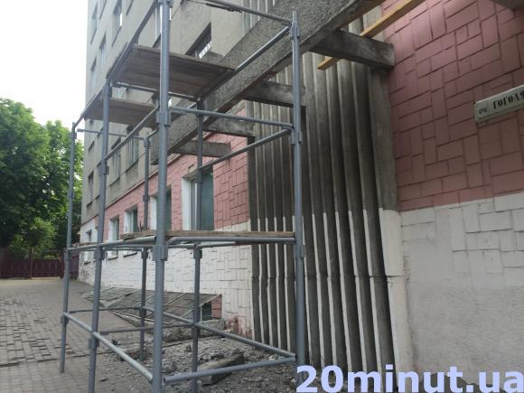 Фото дня: В міській дитячій поліклініці ремонтують дах, фото №2 на сайті 20minut.ua