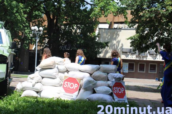 Фото дня. В парке имени Горького установили мини-блокпост и военную технику, фото №1 на сайті 20minut.ua