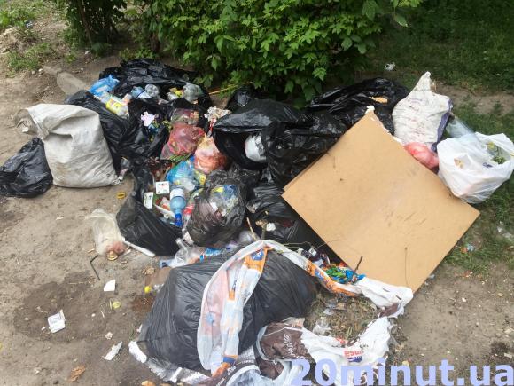 Фото дня: В центрі Тернополя декілька днів не можуть прибрати сміття, фото №1 на сайті 20minut.ua