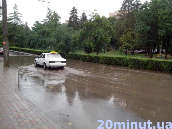 Фото дня: Вранці авто ще "плавали" у залишках калюжі на Миру, фото №1 на сайті 20minut.ua