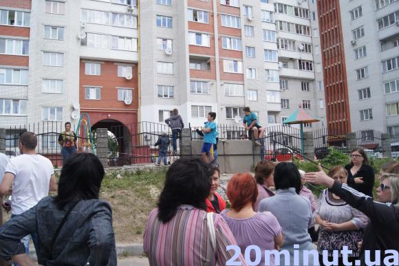 Конфлікт через прибудинкову територію на вулиці Злуки загострився, фото №1 на сайті 20minut.ua