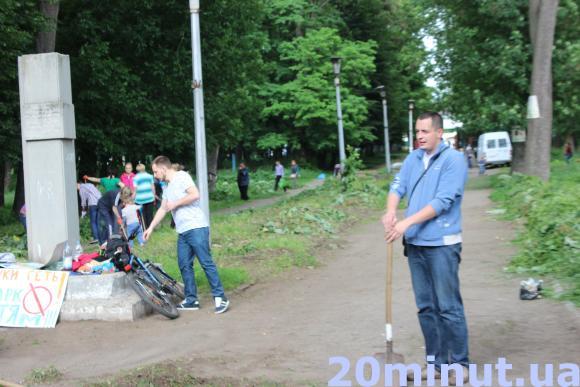 Містяни з електрокосами VS зарості “Хіміка”: таким чистим парк ще не був, фото №1 на сайті 20minut.ua