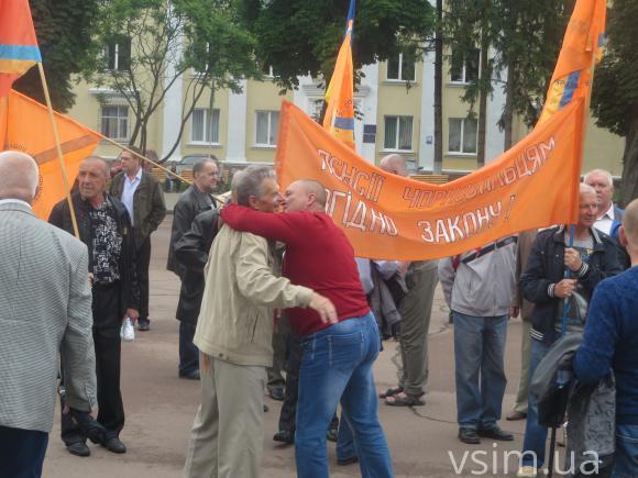 На хмельницькому майдані страйкують чорнобильці. Хочуть повернення пільг, фото №1 на сайті vsim.ua