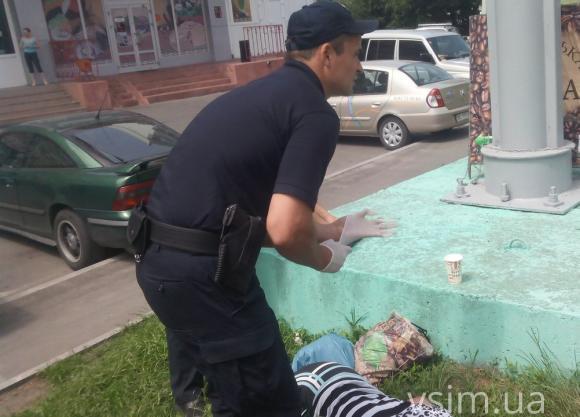 На Кам’янецькій знепритомніла жінка. «Швидка» їхала на виклик більше 20 хвилин, фото №1 на сайті vsim.ua