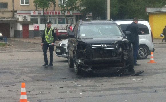 На Келецькій біля Сільпо джип врізався в дев’ятку. Вагітна жінка в лікарні, фото №2 на сайті 20minut.ua