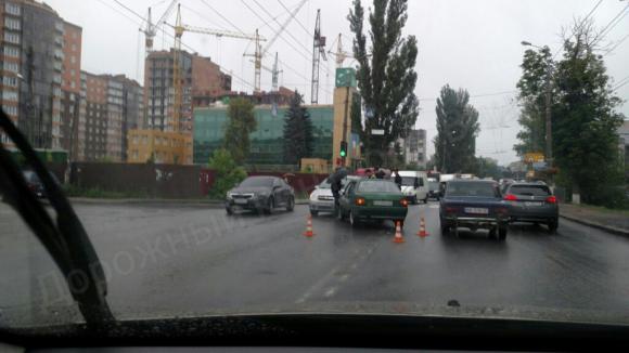 На Келецькій біля Сільпо джип врізався в дев’ятку. Вагітна жінка в лікарні, фото №4 на сайті 20minut.ua