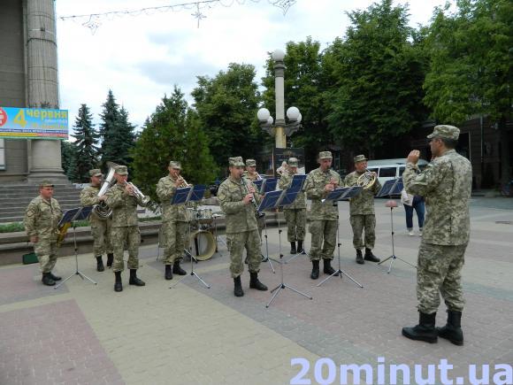 На контрактну службу до ЗСУ тернополян закликає оркестр, фото №1 на сайті 20minut.ua
