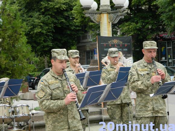 На контрактну службу до ЗСУ тернополян закликає оркестр, фото №2 на сайті 20minut.ua