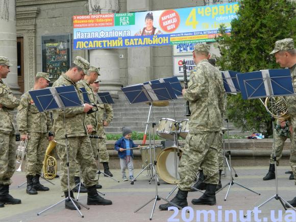 На контрактну службу до ЗСУ тернополян закликає оркестр, фото №8 на сайті 20minut.ua