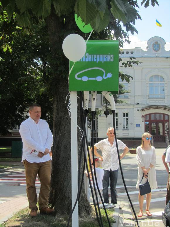 На майдані Незалежності заряджали електромобілі, фото №2 на сайті vsim.ua
