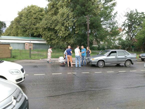 На площі 8 Березня на дорозі калюжа крові - сіра дев’ятка збила жінку (ФОТО), фото №1 на сайті 20minut.ua